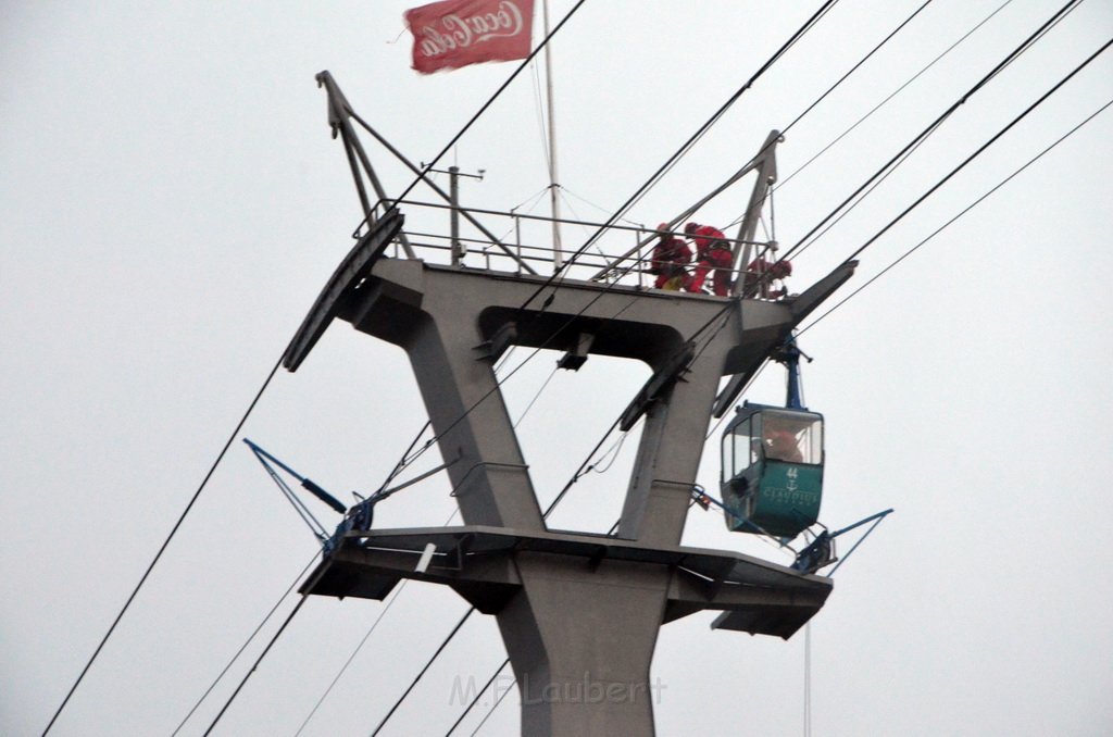 Einsatz BF Hoehenretter Koelner Seilbahn Hoehe Zoobruecke P2167.JPG